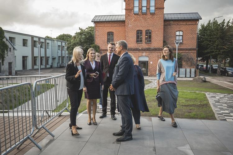 Kultūras ministrs apmeklē Liepājas Mūzikas, mākslas un dizaina vidusskolu