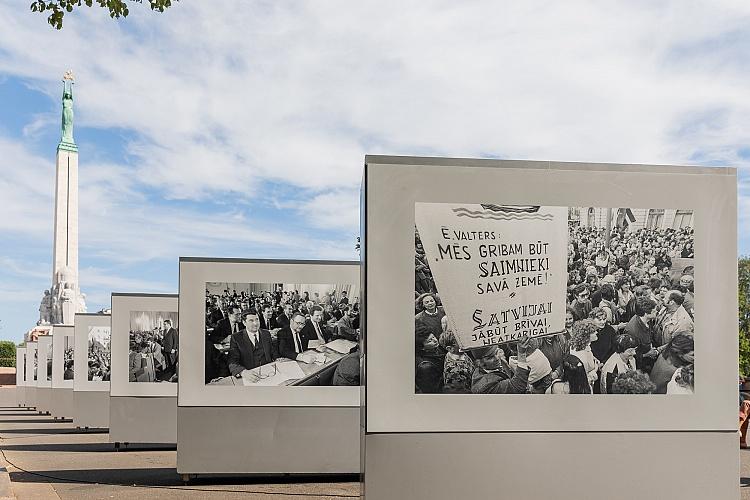 Latvijas neatkarības atjaunošanas trīsdesmitgadei veltīta lielformāta fotoizstāde Brīvības laukumā