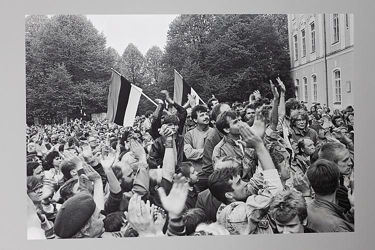 Latvijas neatkarības atjaunošanas trīsdesmitgadei veltīta lielformāta fotoizstāde Brīvības laukumā