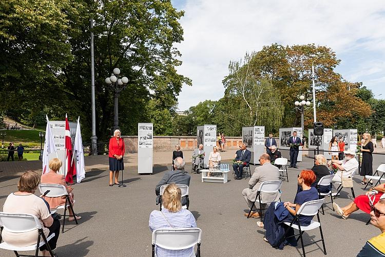 Latvijas neatkarības atjaunošanas trīsdesmitgadei veltīta lielformāta fotoizstāde Brīvības laukumā