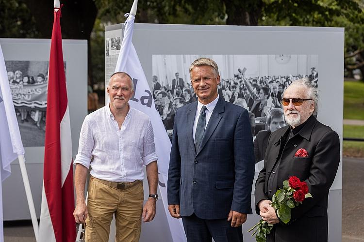 Latvijas neatkarības atjaunošanas trīsdesmitgadei veltīta lielformāta fotoizstāde Brīvības laukumā