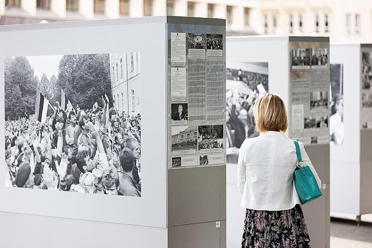 Latvijas neatkarības atjaunošanas trīsdesmitgadei veltīta lielformāta fotoizstāde Brīvības laukumā