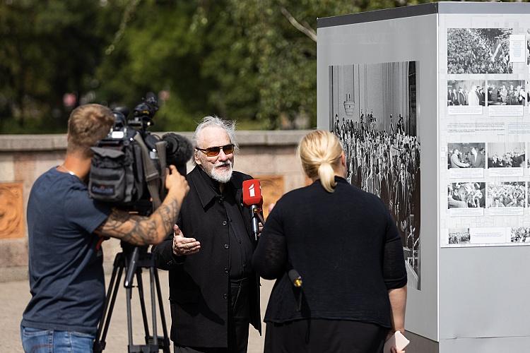 Latvijas neatkarības atjaunošanas trīsdesmitgadei veltīta lielformāta fotoizstāde Brīvības laukumā
