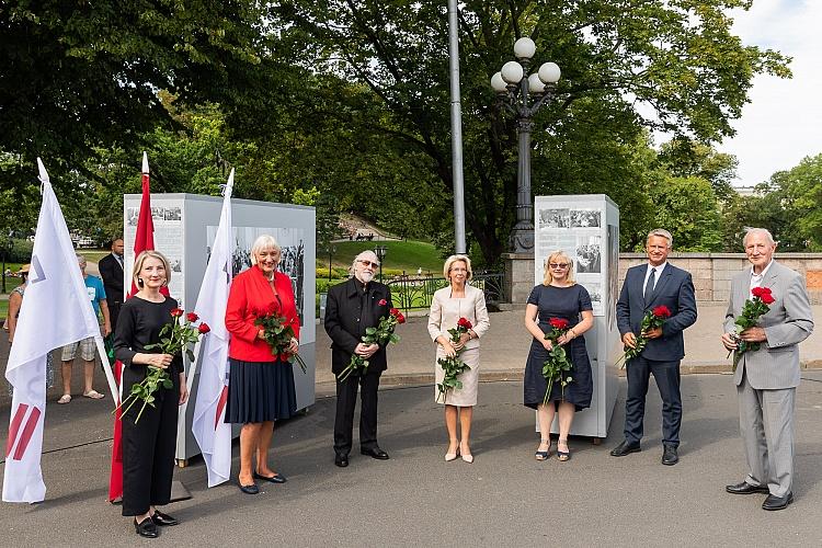 Latvijas neatkarības atjaunošanas trīsdesmitgadei veltīta lielformāta fotoizstāde Brīvības laukumā