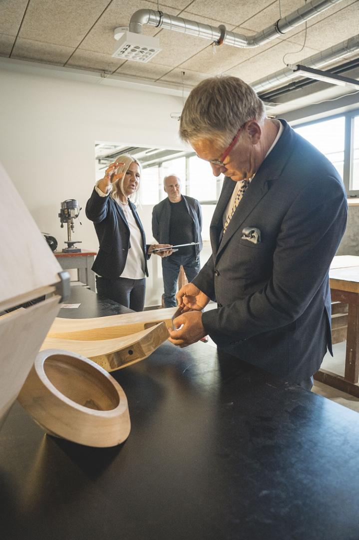 Kultūras ministrs apmeklē Liepājas Mūzikas, mākslas un dizaina vidusskolu