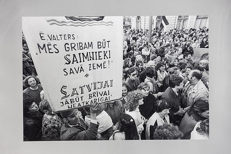 Latvijas neatkarības atjaunošanas trīsdesmitgadei veltīta lielformāta fotoizstāde Brīvības laukumā