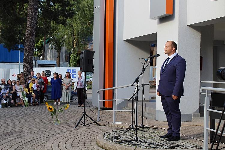 Kultūras ministrs apmeklē Ogres mūzikas un mākslas skolas jaunā mācību gada atklāšanas pasākumu