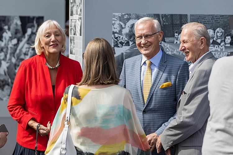 Latvijas neatkarības atjaunošanas trīsdesmitgadei veltīta lielformāta fotoizstāde Brīvības laukumā