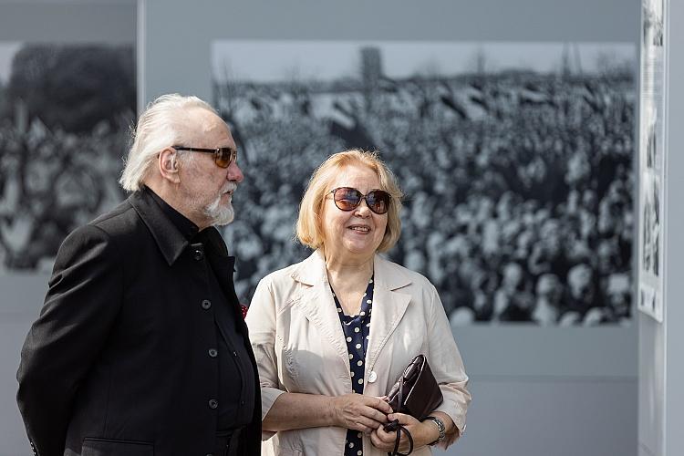 Latvijas neatkarības atjaunošanas trīsdesmitgadei veltīta lielformāta fotoizstāde Brīvības laukumā