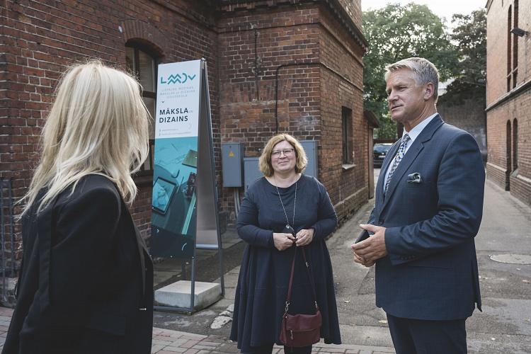 Kultūras ministrs apmeklē Liepājas Mūzikas, mākslas un dizaina vidusskolu