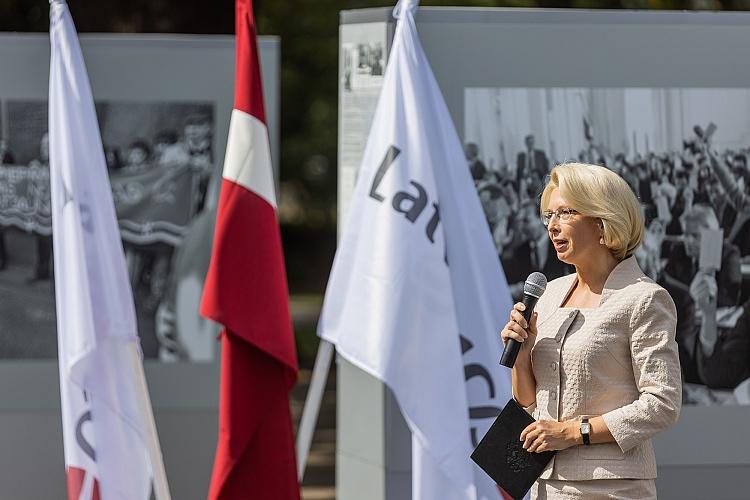 Latvijas neatkarības atjaunošanas trīsdesmitgadei veltīta lielformāta fotoizstāde Brīvības laukumā