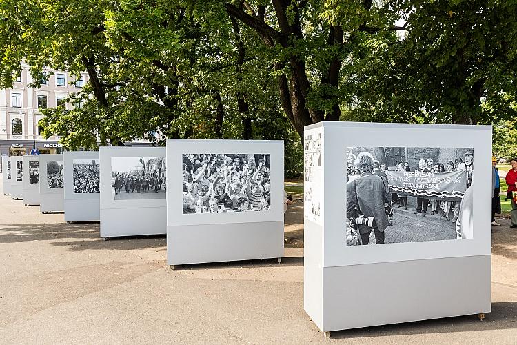Latvijas neatkarības atjaunošanas trīsdesmitgadei veltīta lielformāta fotoizstāde Brīvības laukumā