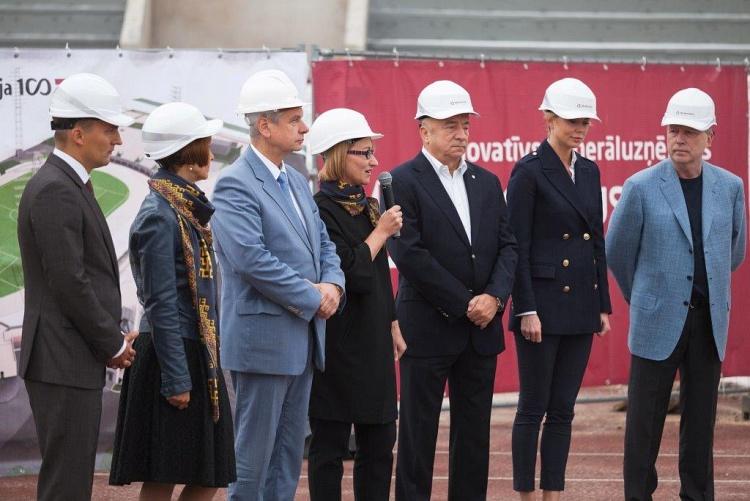 Vēstījumu kapsulas iemūrēšanas pasākums Daugavas stadionā