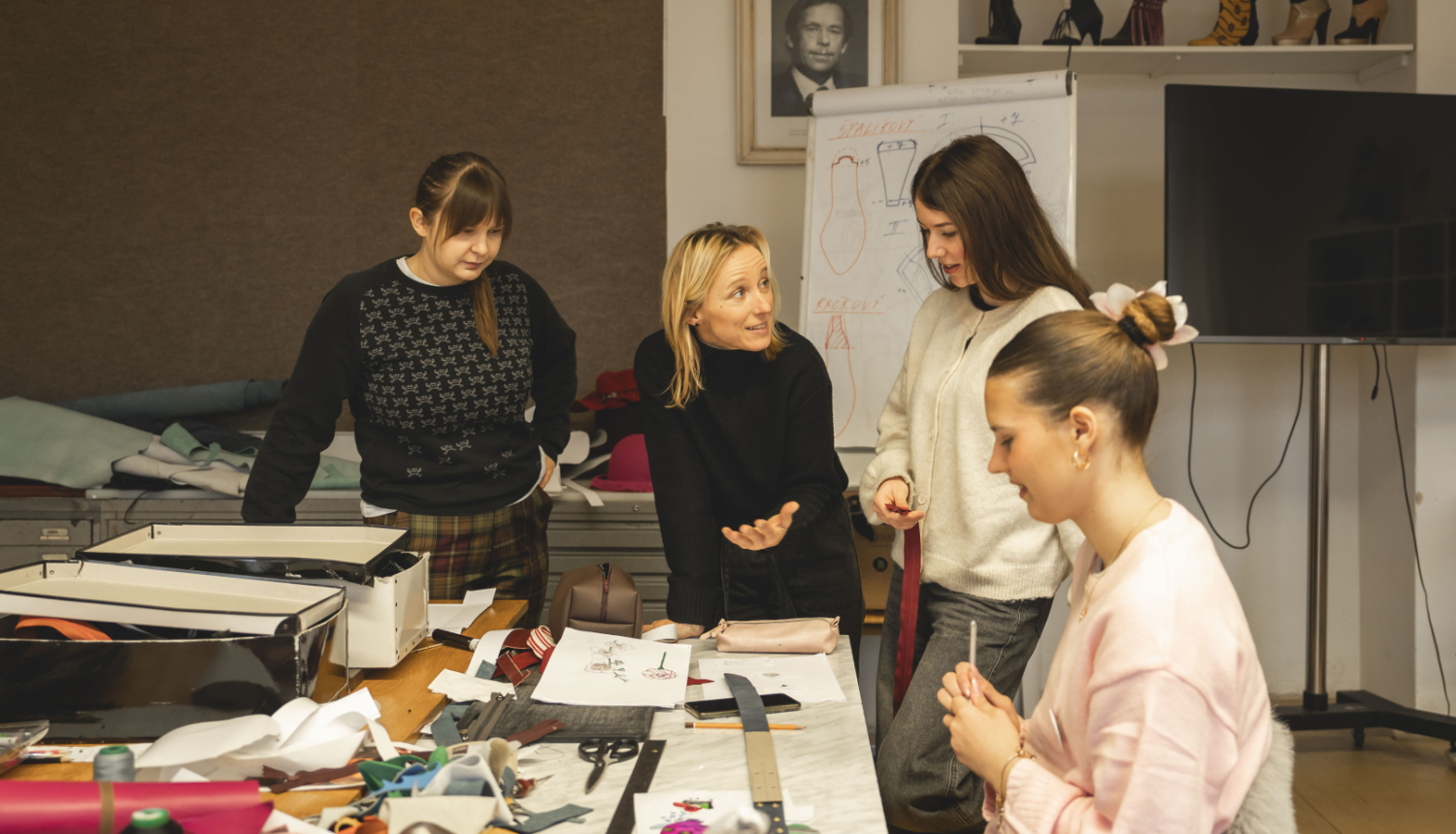 LMMDV audzēkņi Čehijā, Uherske Hradište mākslas skolā attīsta skicēšanas prasmes, glezniecības tehnikas, figurālo zīmēšanu, apģērba izstrādes un plisēšanas prasmes 