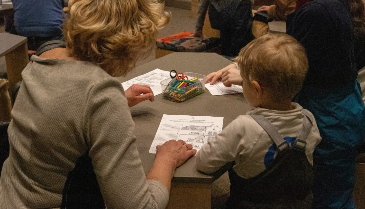 Rīgas vēstures un kuģniecības muzeja Ģimenes dienas nodarbībā. Foto: M.L.Gredzena (RVKM).