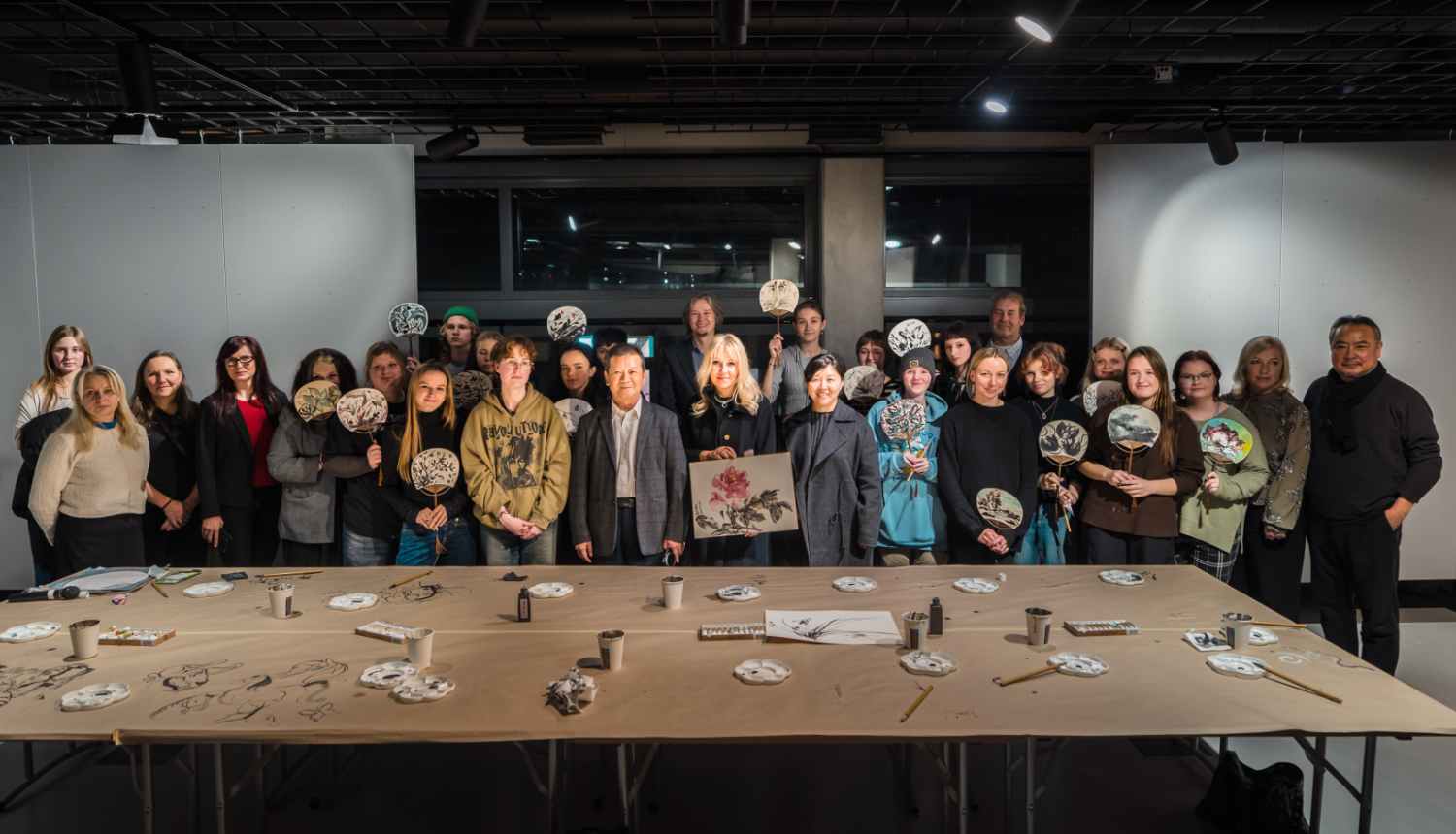 Ķīnas mākslinieku delegācija viesojas LMMDV - grupas foto ar audzēkņiem un pedagogiem