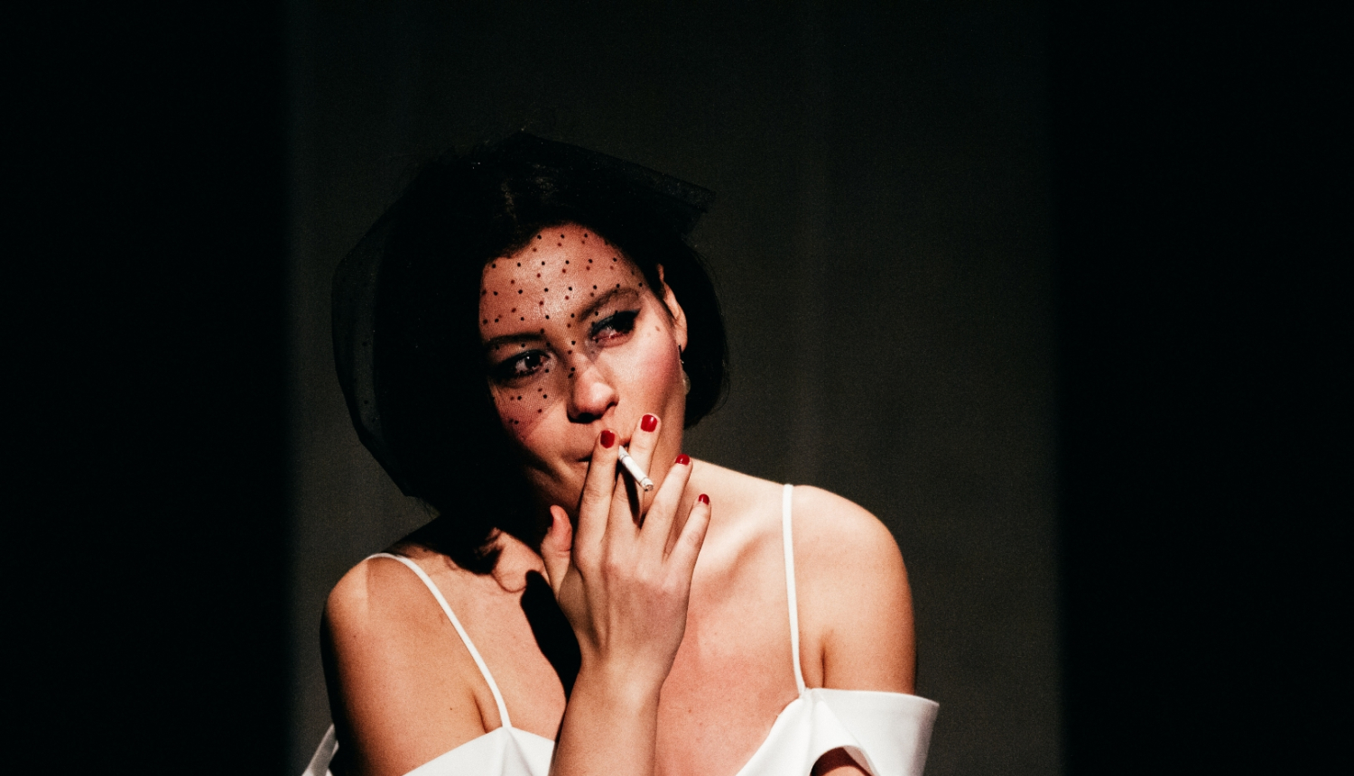 Latvijas Kultūras akadēmijas (LKA) Dramatiskā teātra aktiera mākslas 4. kursa diplomdarba izrādes “Blanša. Baltais mežs” Mihaila Gruzdova režijā publicitātes attēls