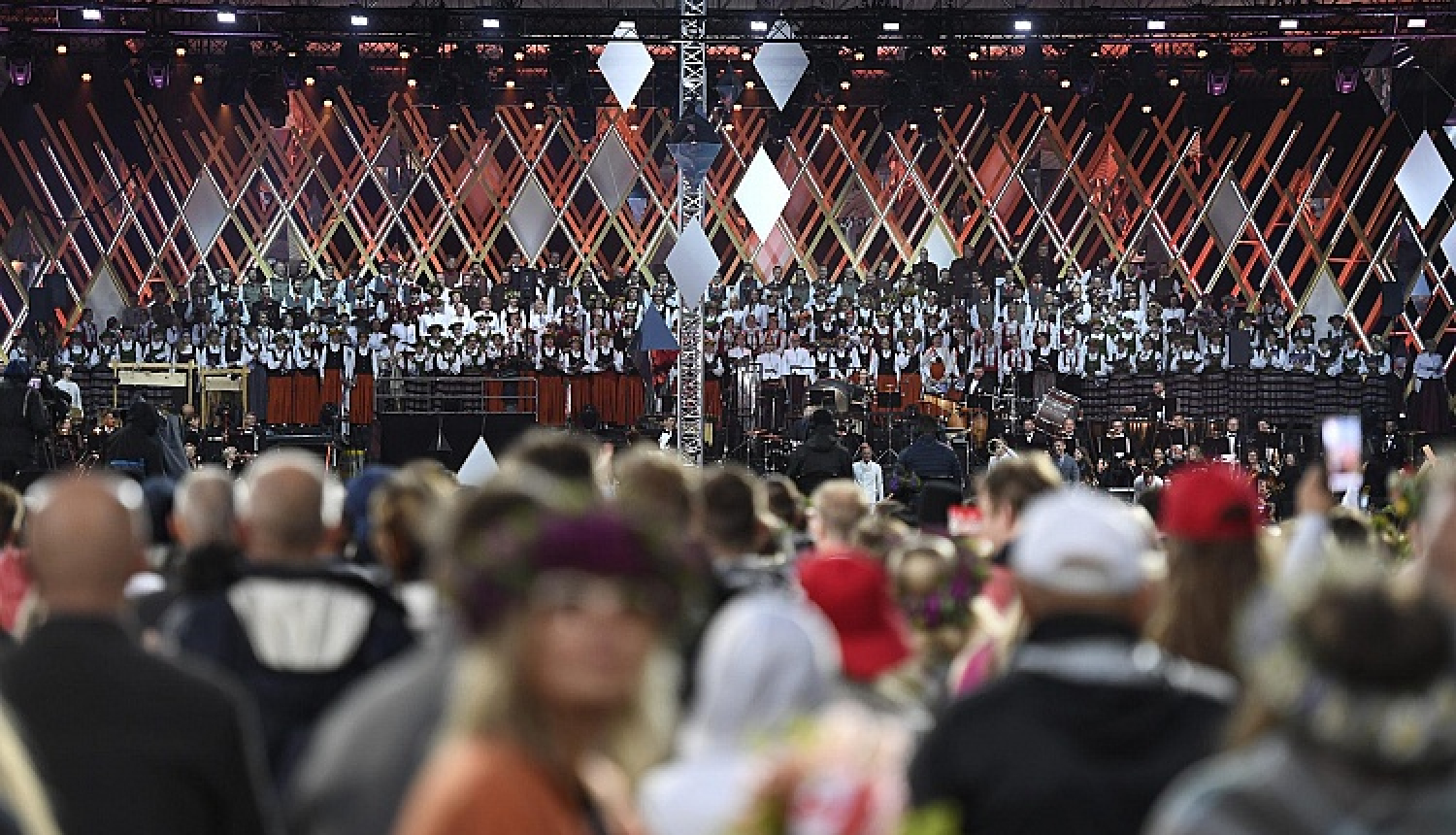 Otrā diena: pasaules latviešu konference un folkloras kopu uzstāšanās, deju koncerts „Vēl simts gadu dejai”, senioru koru koncerts, vokālo ansambļu parāde un amatierteātru izrādes