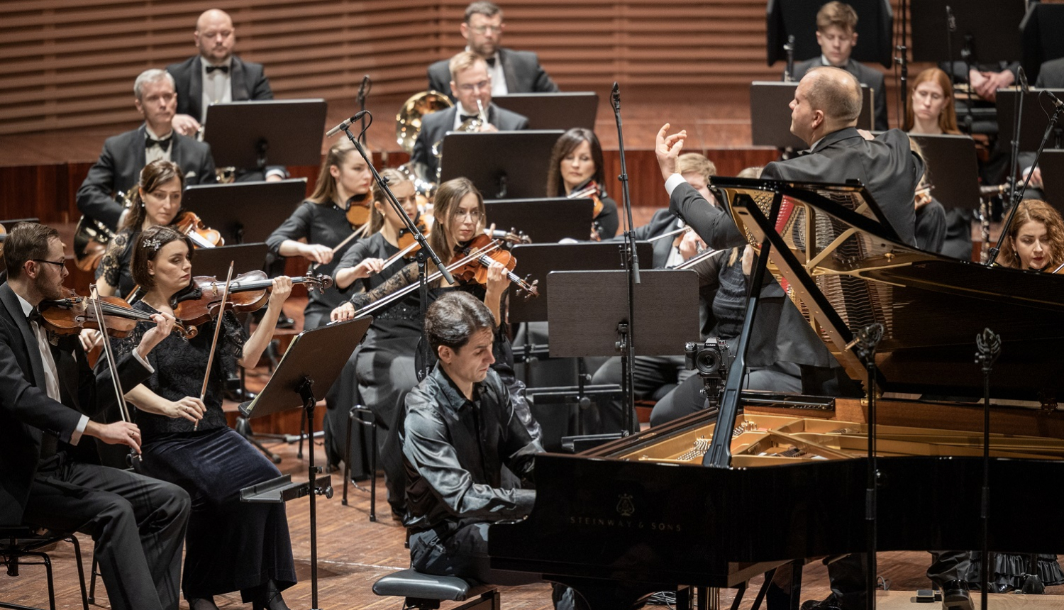 Liepājas simfoniskais orķestris un lietuviešu pianists Kaspars Uinsks uz skatuves
