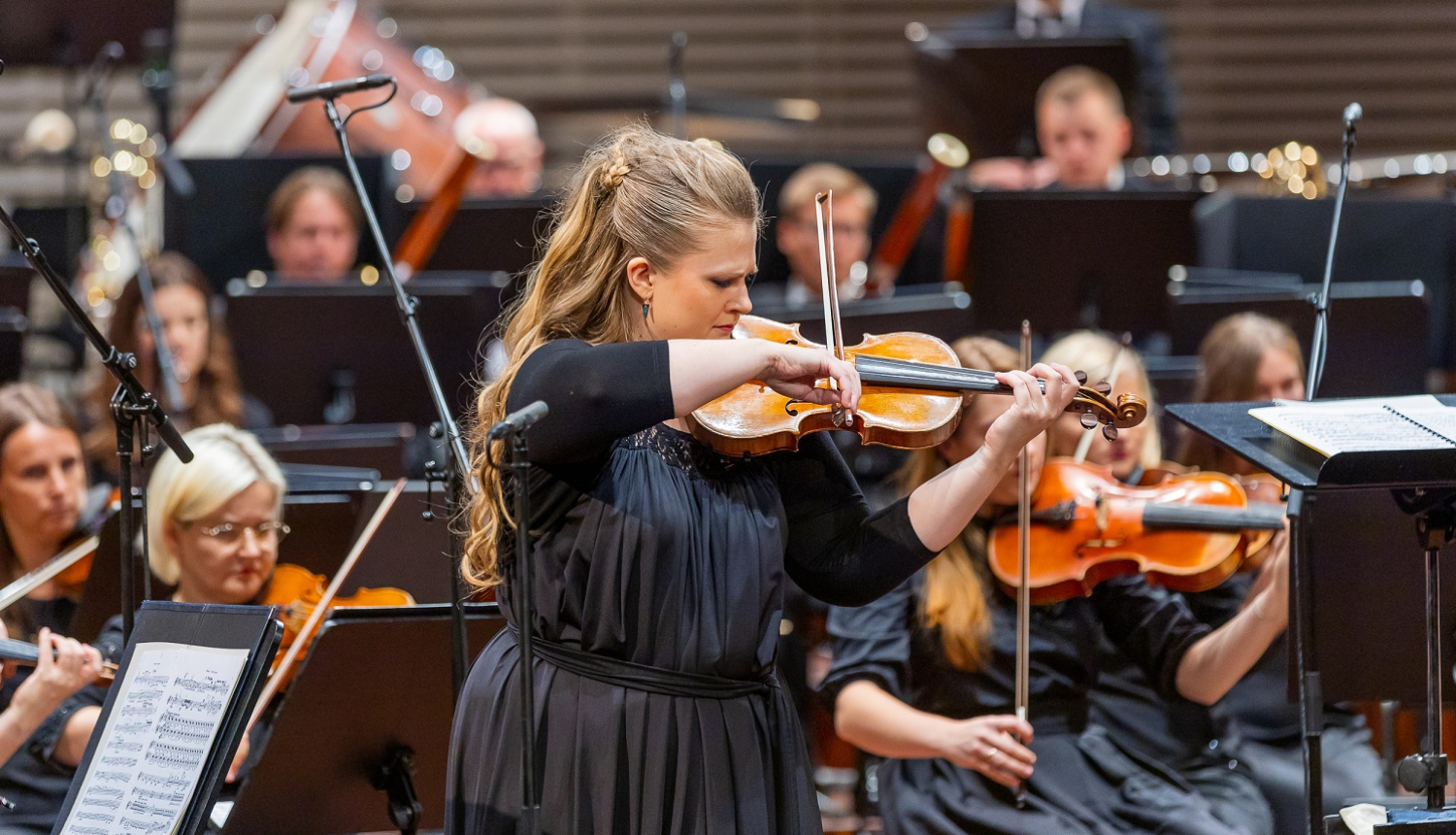 Liepājas Simfoniskais orķestris un vijolniece Paula Šūmane, foto: Jānis Vecbrālis