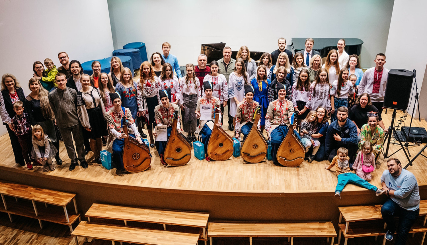 Mūzikas nometne ar dalībnieku foto uz skatuves, foto: Roberts Blaubuks