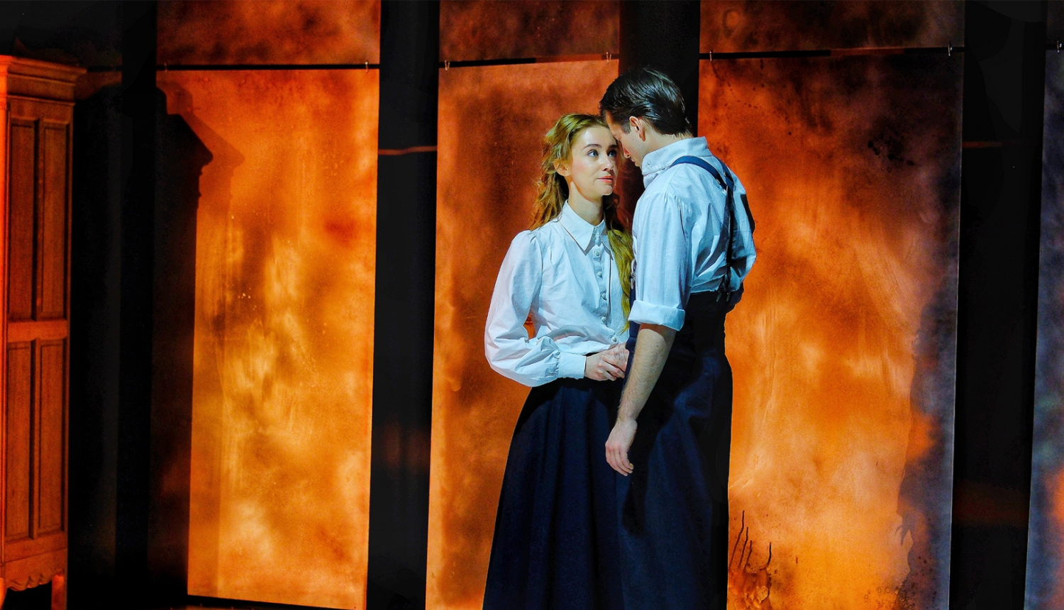 Divi aktieri uz skatuves