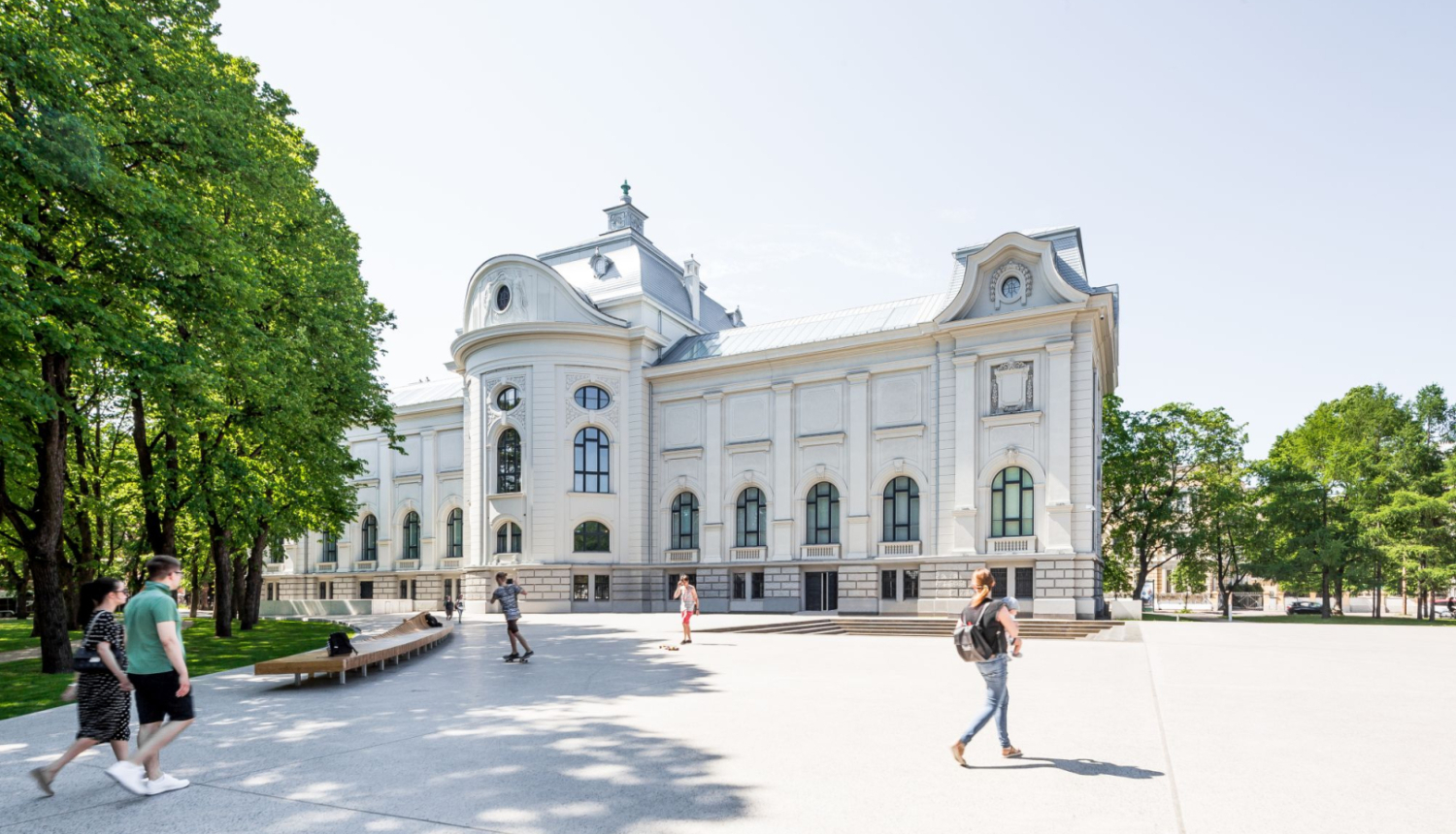 Latvijas Nacionālā mākslas muzeja galvenā ēka no parka puses