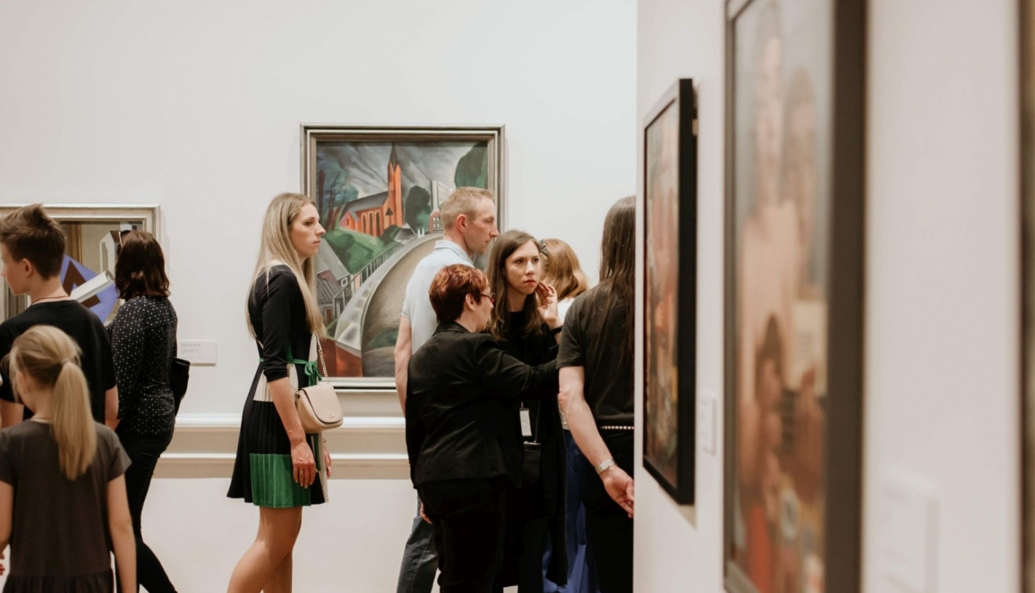 Apmeklētāji Latvijas Nacionālajā mākslas muzejā