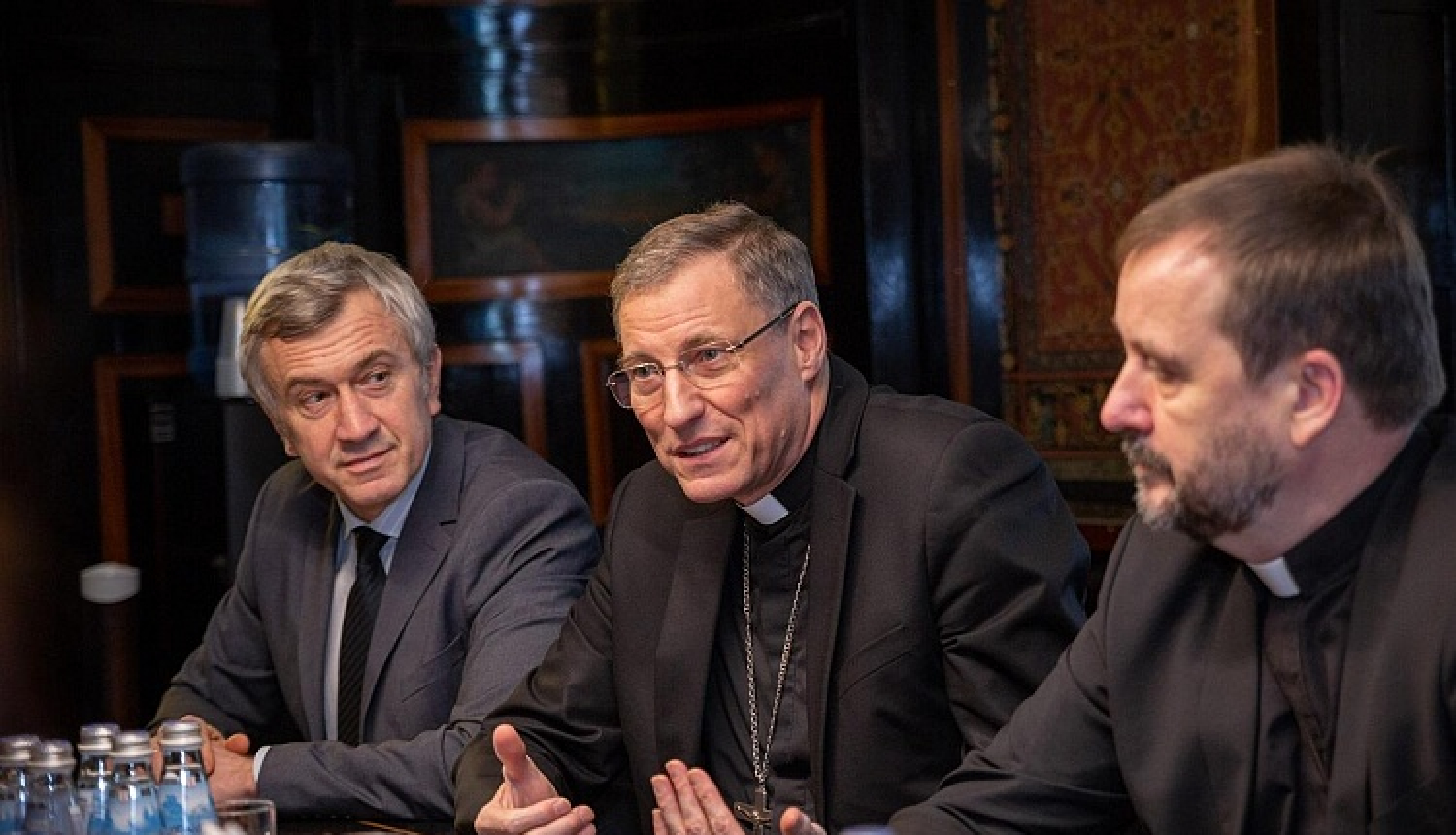 Kultūras ministrs un arhibīskapi Jānis Vanags un Zbigņevs Stankevičs pārrunā sakrālā mantojuma finansēšanas programmas īstenošanu