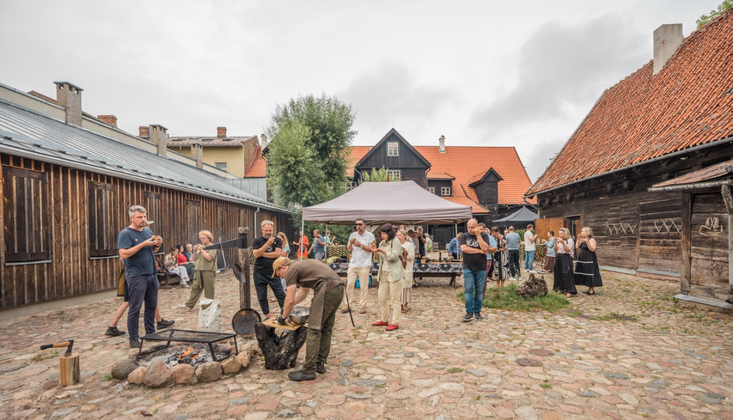 Cilvēki muzeja pagalmā