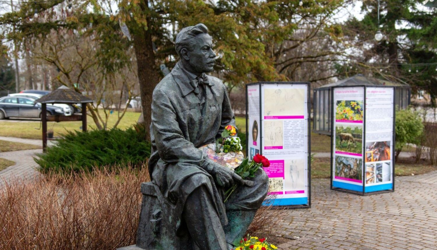 Piemineklis latviešu gleznotājam Janim Rozentālam pie Saldus vēstures un mākslas muzeja