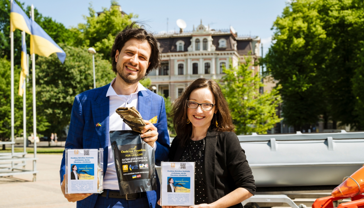 Divi mūziķi un ziedojumu kastītes Ukrainai