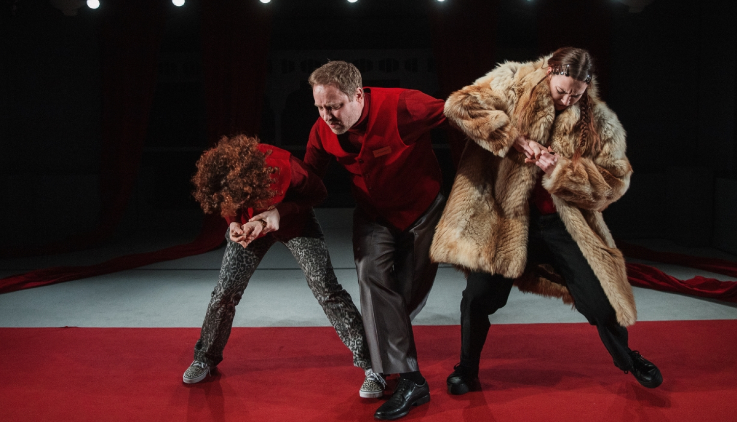 Foto no iestudējuma Garderobisti. Attēlā no kreisās puses: Sandija Dovgāne, Ainārs Ančevskis, Elizabete Milta