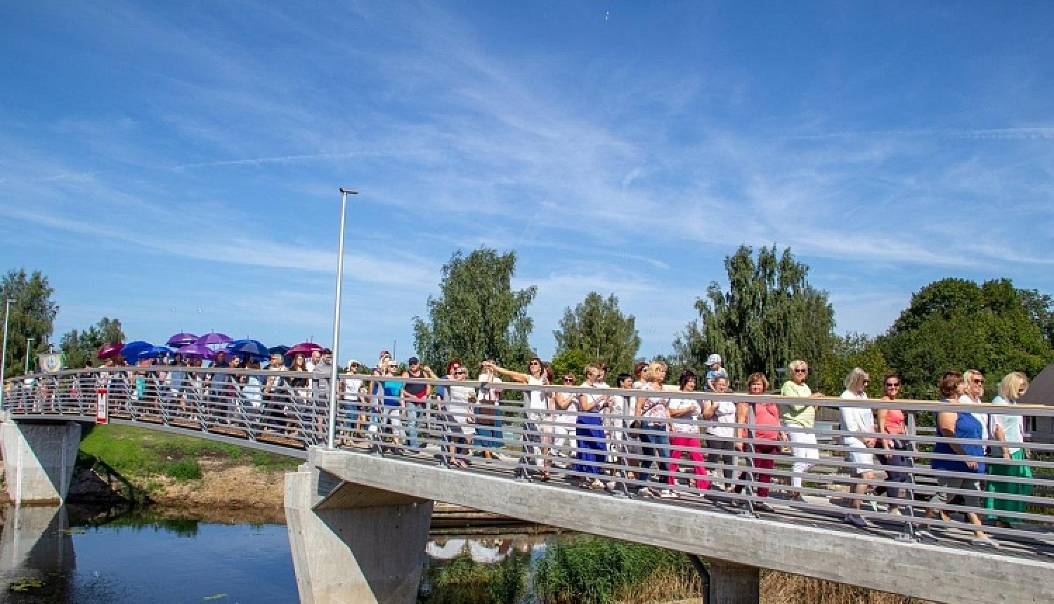 Carnikavā atklāj gājēju tiltu pāri Vecgaujai