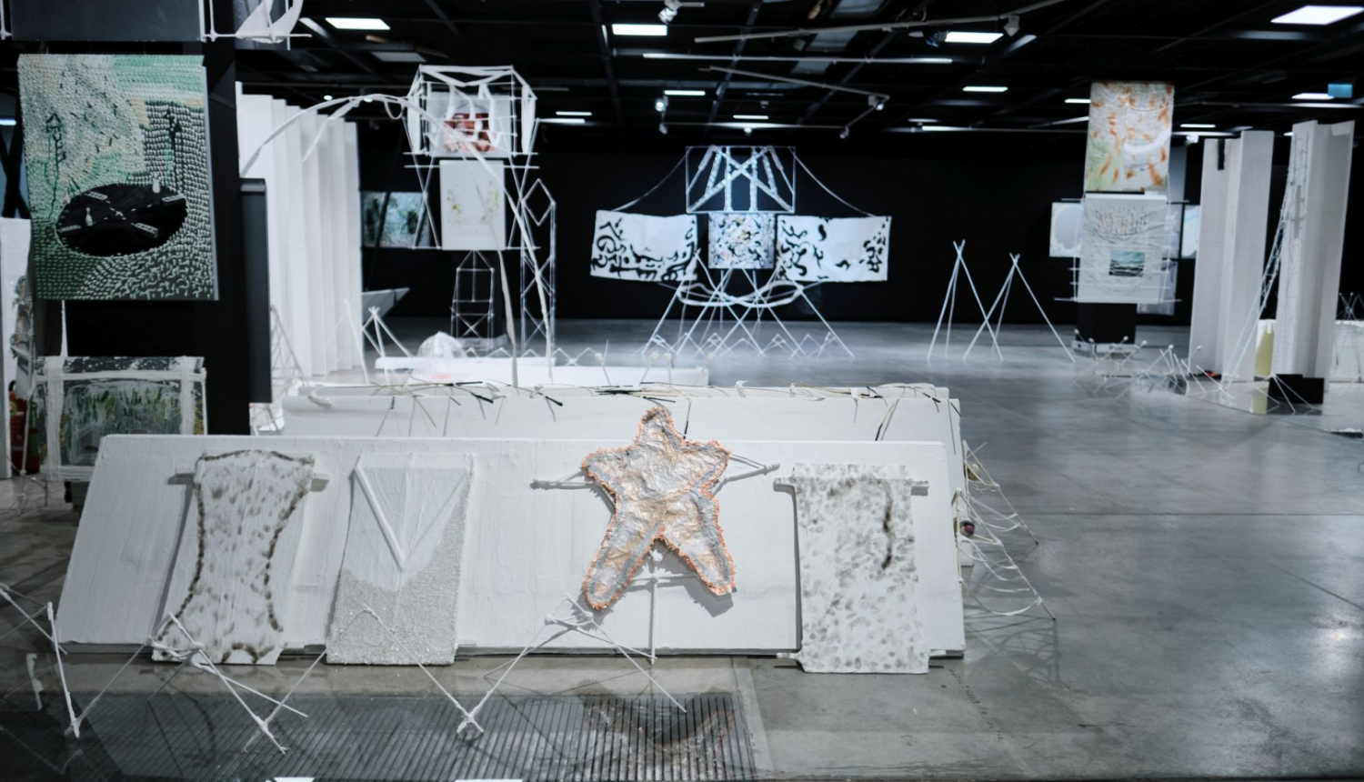 Elza Sīle. Skats no izstādes “Zaķīšu pirtiņa / bailes un trīsas” izstāžu zālē “Rīgas Laikmetīgās mākslas telpa” (07.09.–27.10.2024.). Foto: Pēteris Rūcis