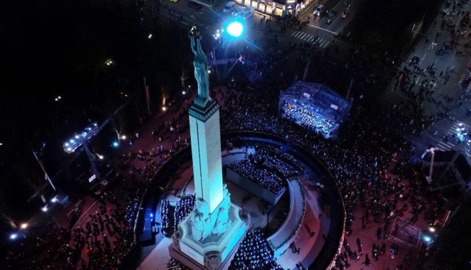 Vērienīgi un sirsnīgi nosvinēta Latvijas valsts 100. dzimšanas diena