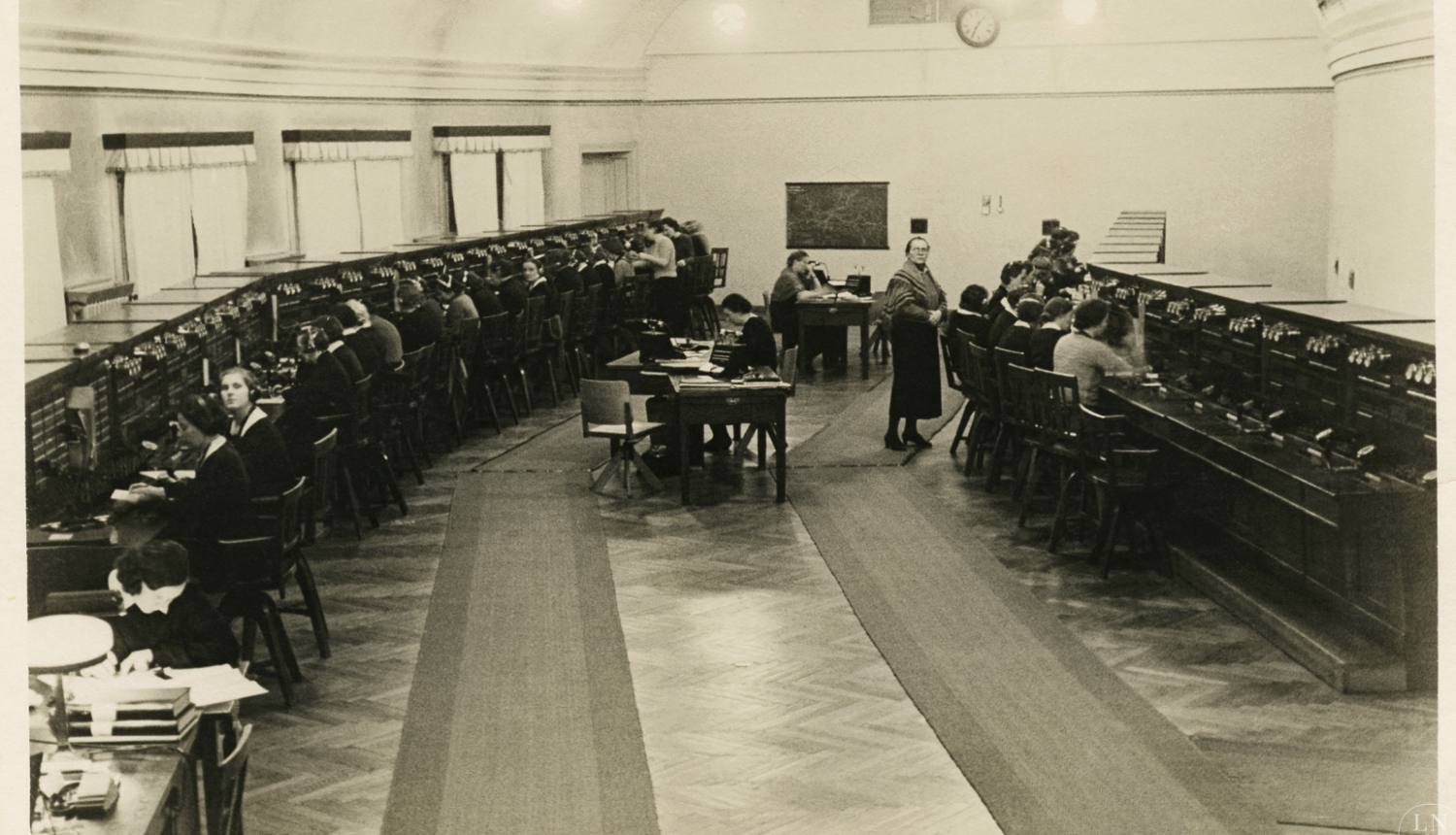 Rīgas galvenās telefonu tālsatiksmes centrāles darbinieces pie komutatoriem Rīgā, 1937. gadā