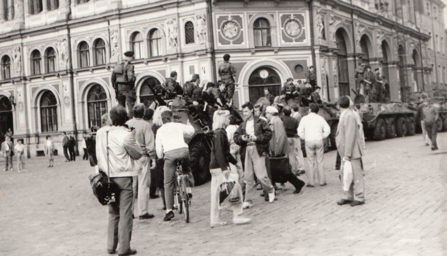 1991.g. Augusta pučs, Padomju armijas tanki Doma laukumā