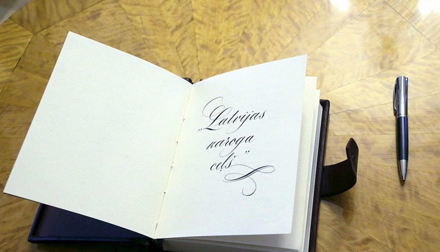 Latvijas valsts simtgades karogs tiek godināts diasporas skolotāju seminārā Cēsīs