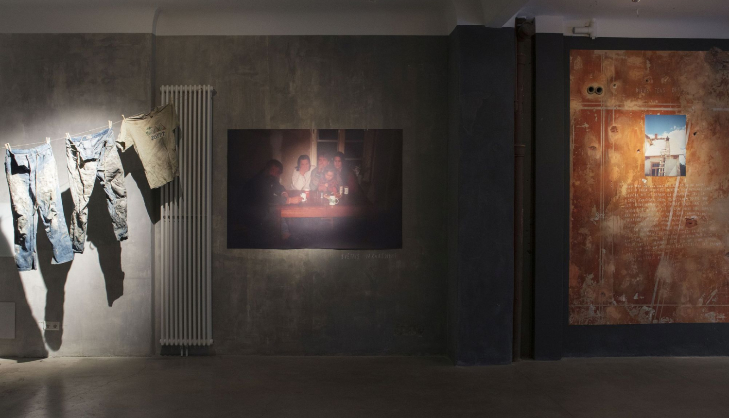 Ance Eikena. Dievs Tēvs Debesīs. 2021. Jauktu mediju instalācija, izmēri variējami. LNMM kolekcija. Foto: Kristīne Madjare