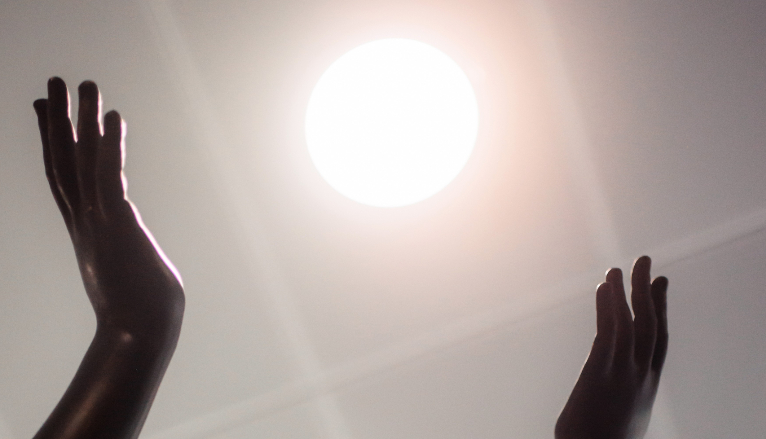 Skulptūras rokas sniedzas uz gaismas avotu