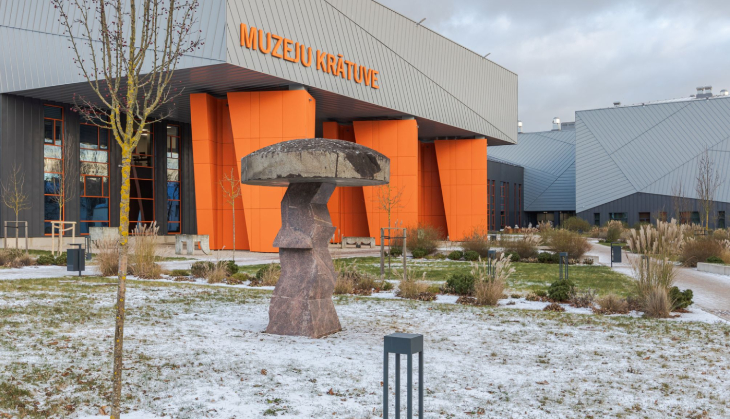 Jauna pastāvīgā āra tēlniecības ekspozīcija pie Muzeju krātuves – lietuviešu tēlnieka Mindauga Navaka skulptūras. Rīga, 2024. Foto: Jānis Vēveris