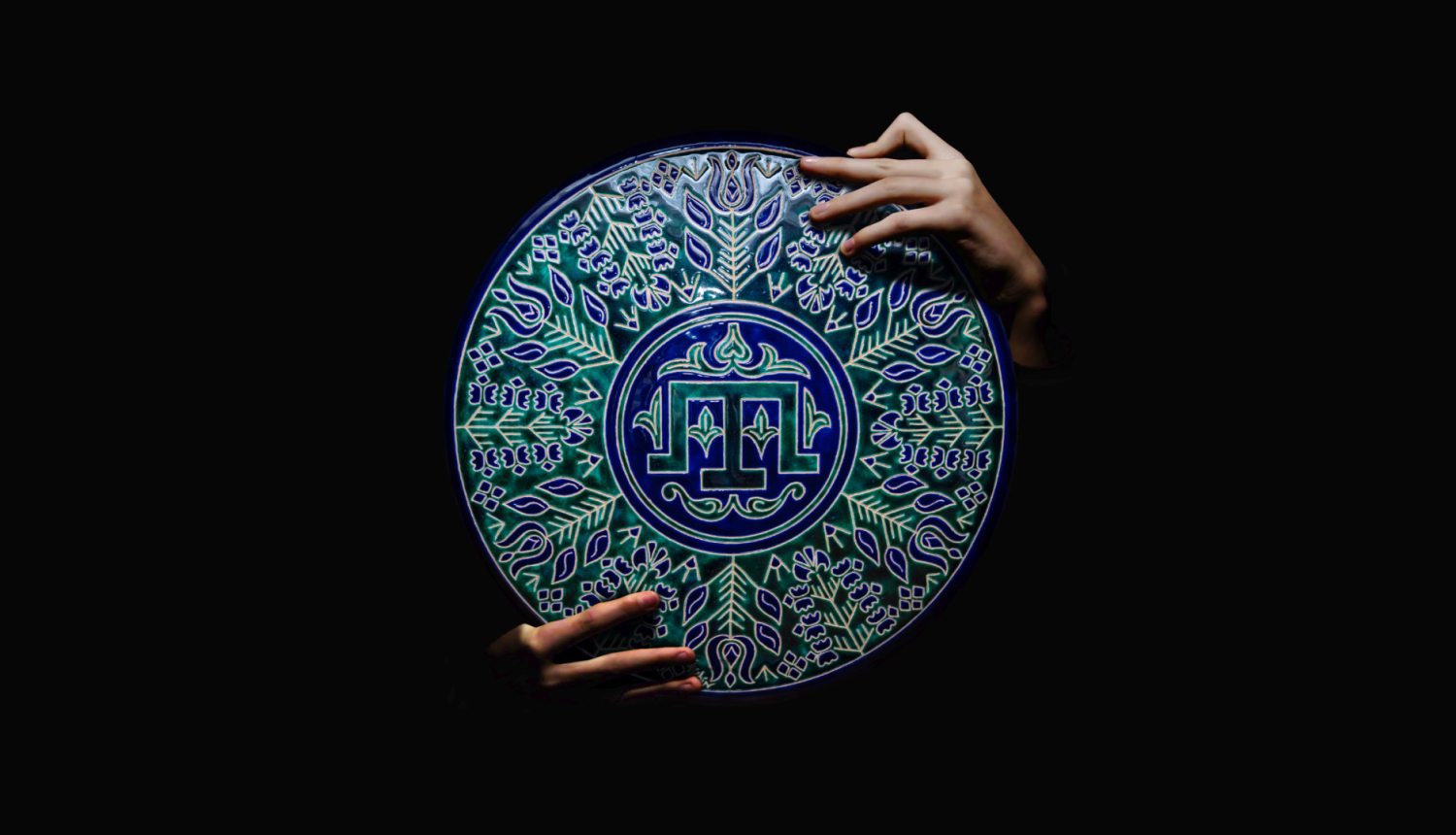 Darbs (keramikas disks-šķīvis) no keramiķa Rustema Skibina personālizstādes “Qalqan. Krimas tatāru simboli”