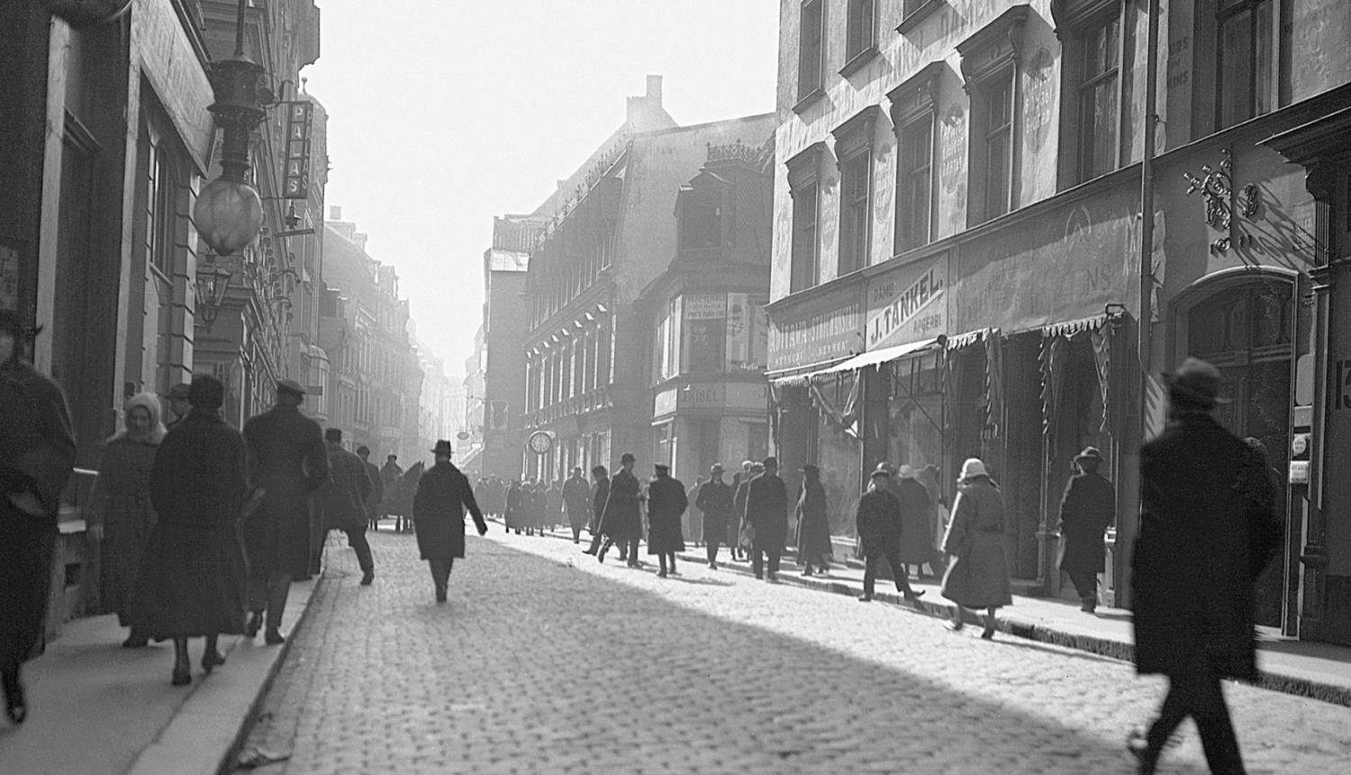 Kaļķu iela. 20. gadsimta 20. gadu sākums. Fotogrāfs: Vilis Rīdzenieks. Stikla plates negatīvs.  Rīgas vēstures un kuģniecības muzeja kolekcija. Publicitātes attēls