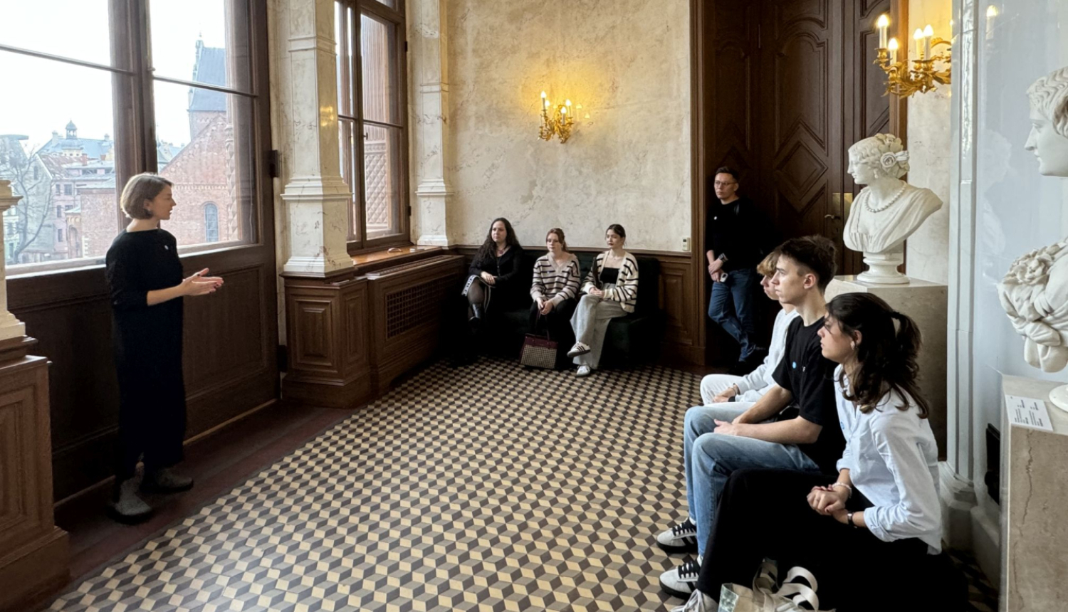 Jaunieši apmeklē izglītības programmu “Vārdiem ir nozīme” Mākslas muzejā RĪGAS BIRŽA. 2024. Publicitātes foto