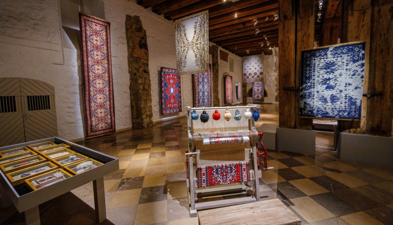 Izstāde “Atmiņas ģenētiskais kods. Azerbaidžānas paklāji” Dekoratīvās mākslas un dizaina muzejā. 2024. Foto: Kaspars Teilāns