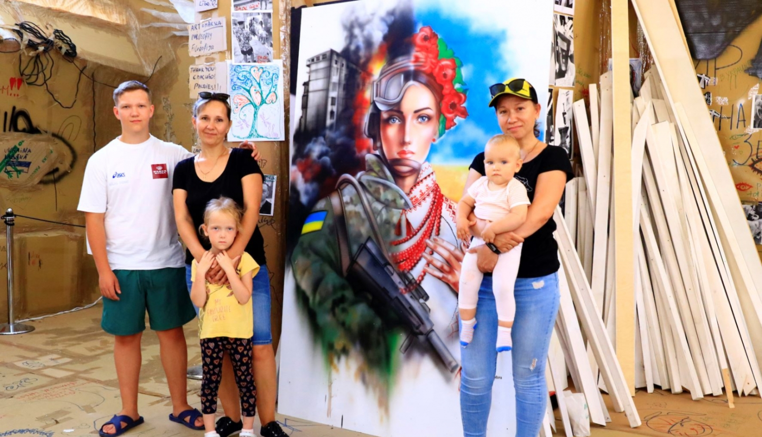 Māksliniece ar bērniem pie gleznas