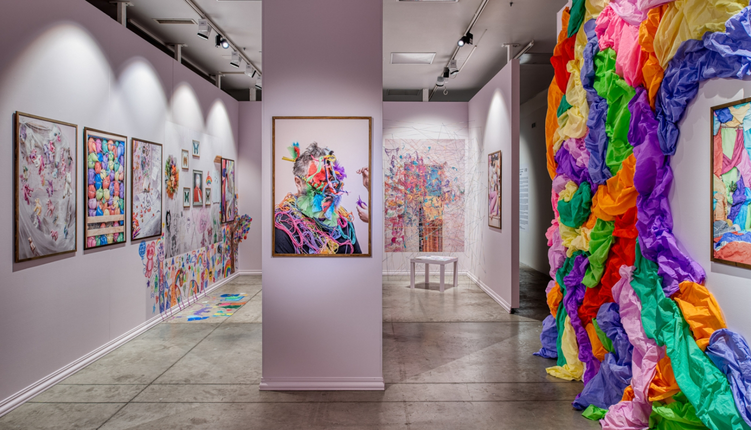 Skats no Mihalinas Kacperakas (Michalina Kacperak, PL) izstādes “Vārīga vieta”. Scenogrāfija Inga Brūvere. NEXT 2023 Izstāžu zālē “Rīgas mākslas telpa”. Foto Ingus Bajārs