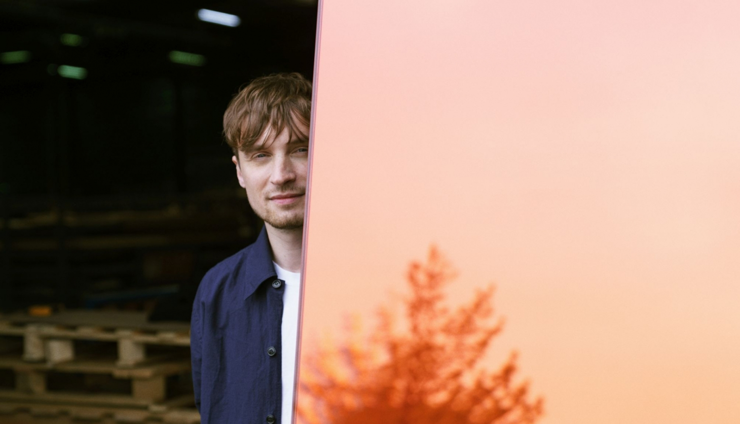 Mākslinieks Germans Ermičs pie gleznas