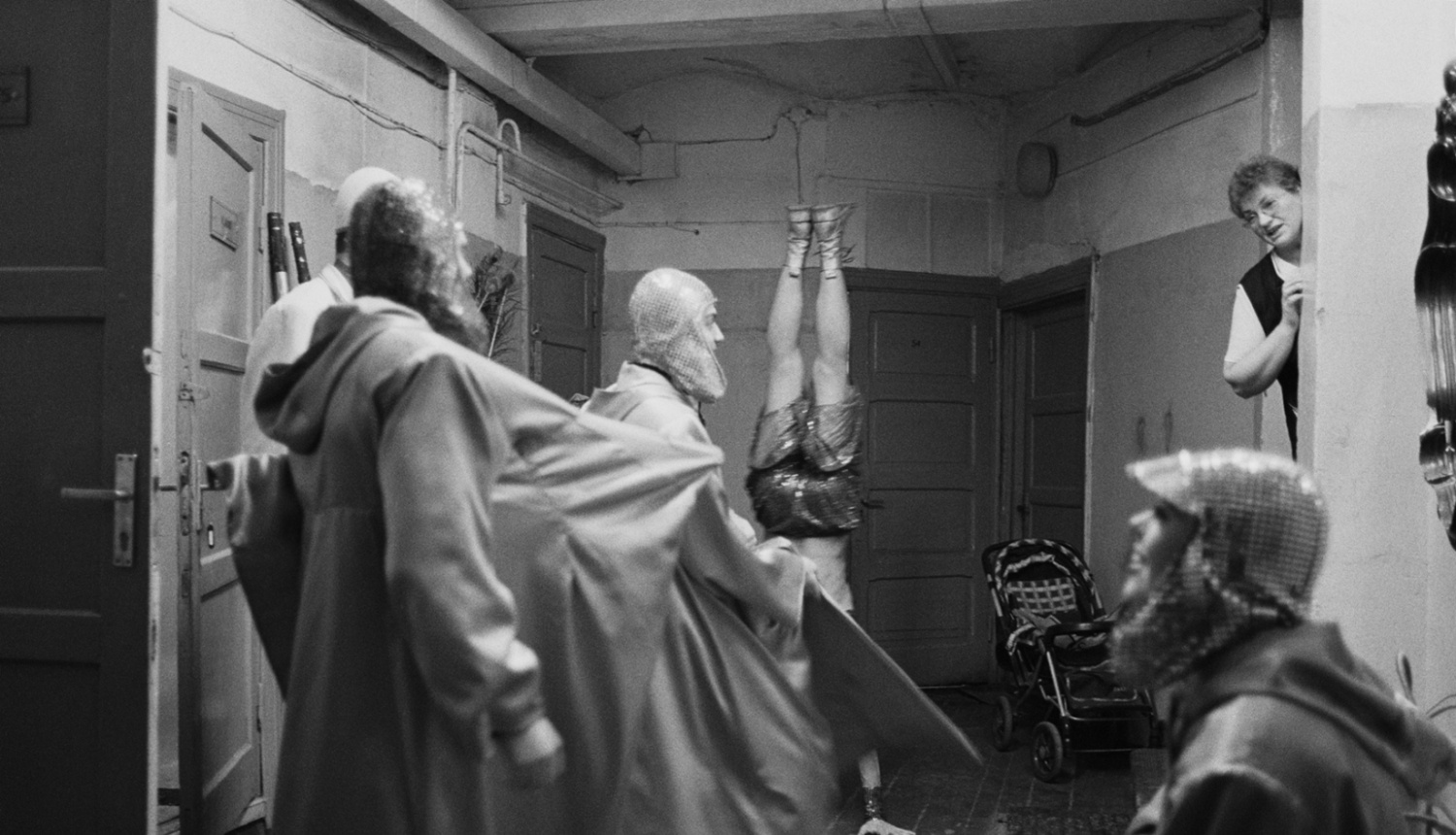 Ieva Epnere. Pavāre Gaļina Jakovļeva ar cirka māksliniekiem aizkulisēs. 2006. Fotogrāfija. 